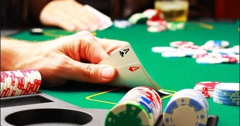 Lợi thế và sự khác biệt khi chơi Poker online và Poker truyền thống
